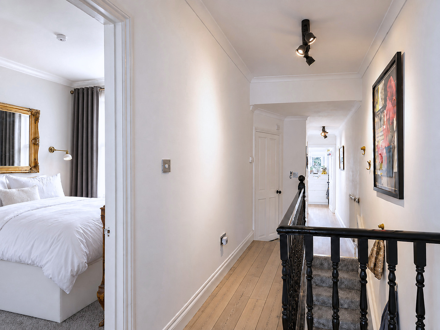 Renoverad hall och sovrum i ett grundarägt fastighetsprojekt i östra London