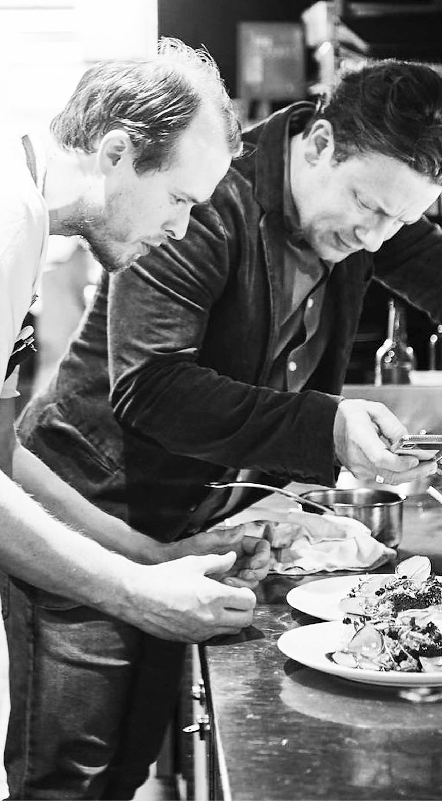 Robbin Gyllenhammar arbetar tillsammans med Jamie Oliver i ett professionellt kök